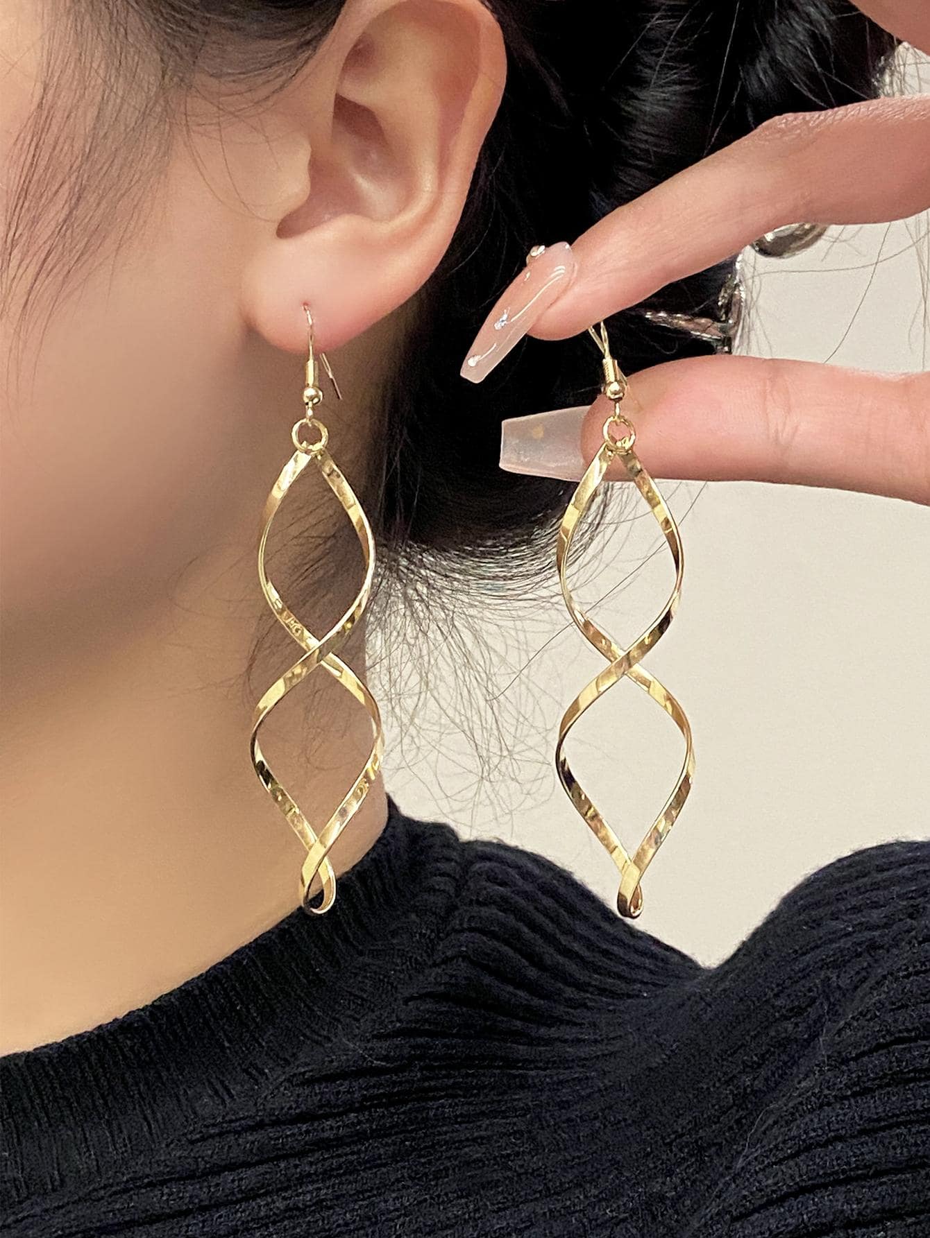 Elegant spiral drop earrings for women’s fashion

Trendy spiral dangle earrings for a modern chic look

Unique spiral earrings for casual and formal wear

Lightweight spiral-shaped drop earrings for daily use

Artistic spiral earrings for statement styling

Minimalist spiral drop earrings for elegant outfits

Stylish twisted spiral earrings for contemporary fashion

